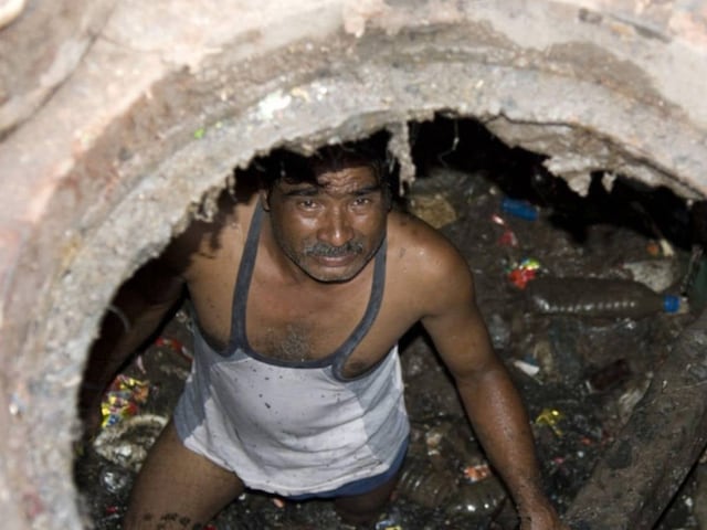 जयपुर : सेप्टिक टैंक में सोना ढूंढने 8 मजदूरों को उतारा, 4 की दम घुटने से मौत जयपुर : सेप्टिक टैंक में सोना ढूंढने 8 मजदूरों को उतारा, 4 की दम घुटने से मौत