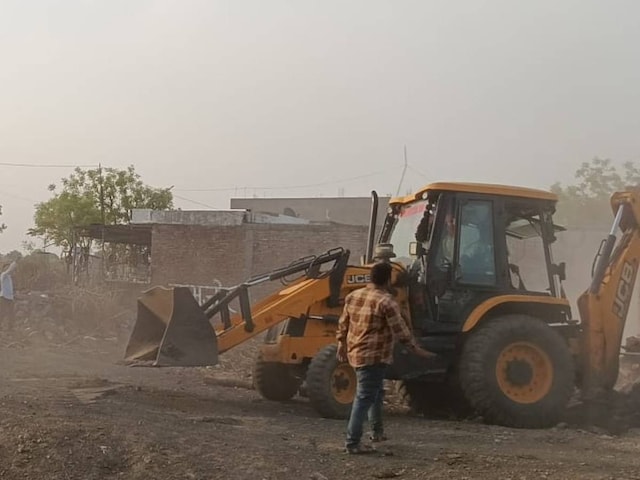 भजनलाल सरकार की बुलडोजर कार्रवाई, हत्या के आरोपी फारुख ने अवैध निर्माण को हटा दिया भजनलाल सरकार की बुलडोजर कार्रवाई, हत्या के आरोपी फारुख ने अवैध निर्माण को हटा दिया