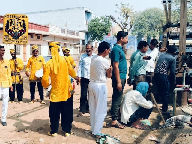 जब कर्मचारी ड्रम, ड्रम के बजाय बुरे कुएं को ठीक करने के लिए पहुंचे तो लोग खुश हो गए जब कर्मचारी ड्रम, ड्रम के बजाय बुरे कुएं को ठीक करने के लिए पहुंचे तो लोग खुश हो गए