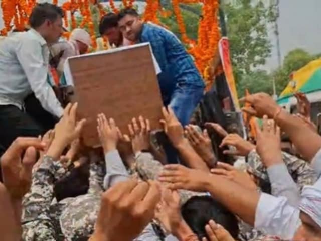 राजस्थान में बारिश में बदलाव, शहीद के शरीर को तिरछा यात्रा के साथ छोड़ दिया गया राजस्थान में बारिश में बदलाव, शहीद के शरीर को तिरछा यात्रा के साथ छोड़ दिया गया