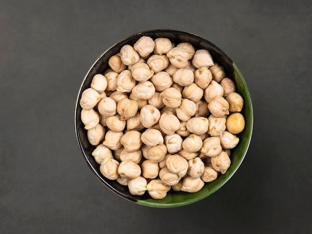 Often insects get insects in kabuli gram, these storing tips will keep bug free Often insects get insects in kabuli gram, these storing tips will keep bug free
