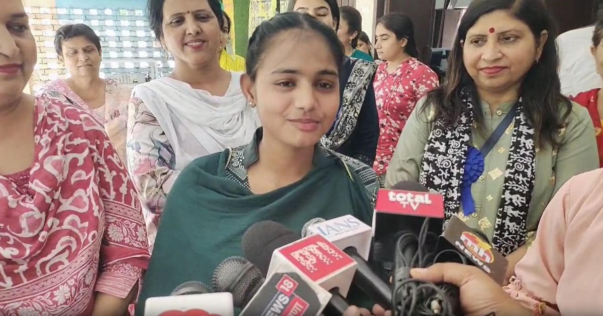 HBSE 10th Results: किसी के पिता का देहांत तो कोई चलाता है रिक्शा…हरियाणा के इस सरकारी स्कूल की बेटियों का 12वीं में परचम