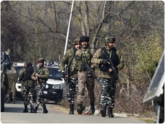 जम्मू-कश्मीर में फिर हलचल, पुंछ में सुरक्षाबलों ने 2 और आतंकियों को घेरा जम्मू-कश्मीर में फिर हलचल, पुंछ में सुरक्षाबलों ने 2 और आतंकियों को घेरा