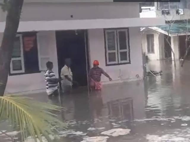 केरल में बारिश से हाहाकार, शहरों में घुसा समुद्री पानी, कोच्चि में आई बाढ़ केरल में बारिश से हाहाकार, शहरों में घुसा समुद्री पानी, कोच्चि में आई बाढ़
