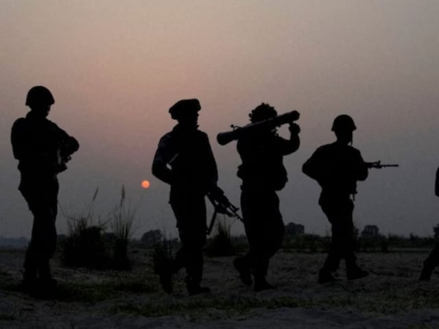 LOC पर PAK का नया खेल, 'पत्ता हिलते' ही मुनीर के प्यादे झोंक रहे फायर LOC पर PAK का नया खेल, 'पत्ता हिलते' ही मुनीर के प्यादे झोंक रहे फायर