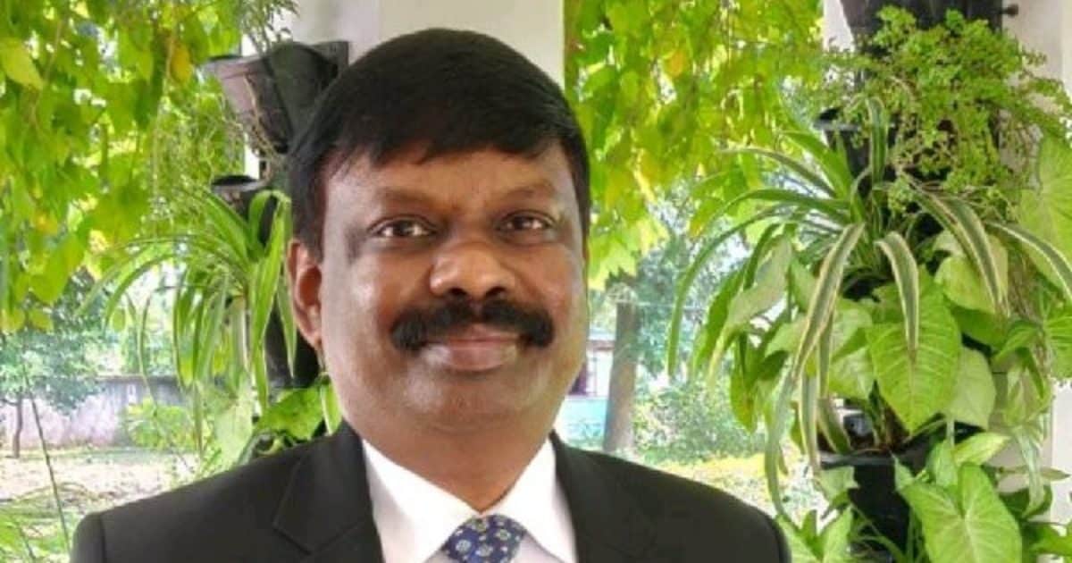 कौन है यह IAS Officer, जिनके सिर पर मुख्यमंत्री ने रख दी फूलदान, IIT, IIM से कर चुके हैं पढ़ाई
