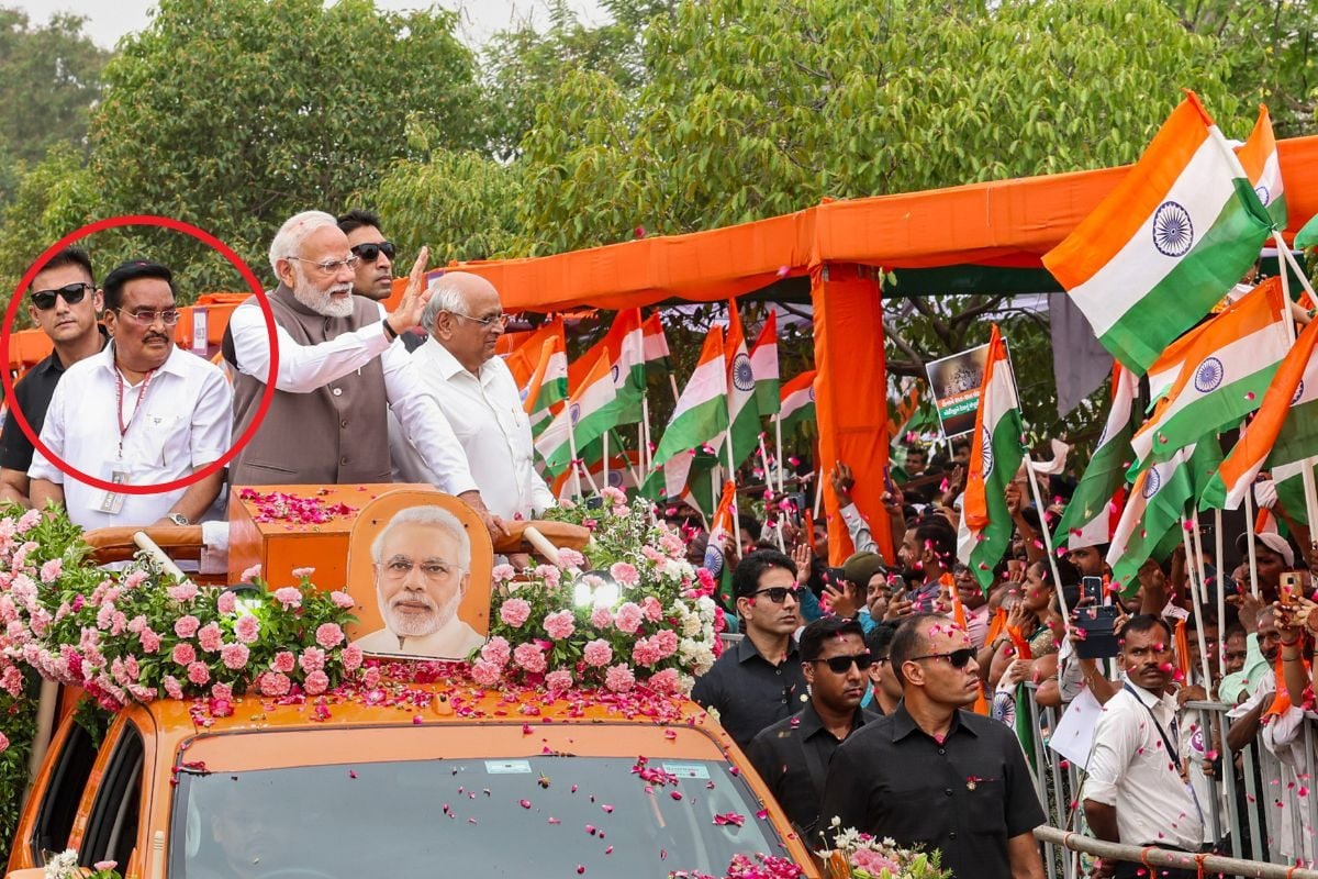 पीएम मोदी के साथ ये कौन खड़ा पुलिस की नौकरी छोड़ बन गए सियासत के सिकंदर