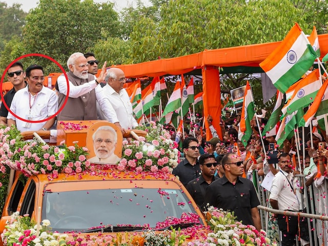 पीएम मोदी के साथ ये कौन खड़ा? पुलिस की नौकरी छोड़ बन गए सियासत के सिकंदर पीएम मोदी के साथ ये कौन खड़ा? पुलिस की नौकरी छोड़ बन गए सियासत के सिकंदर