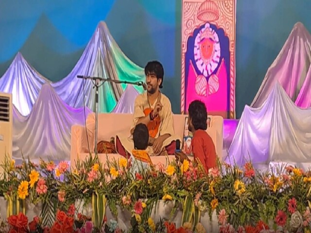 बागेश्वर बाबा के दरबार में बेटे के साथ पहुंचा शख्स, पर्ची खुलते ही रोने लगा