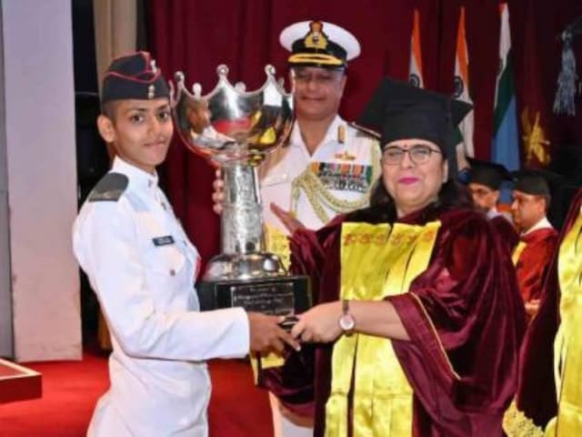 श्रीति दक्ष ने रचा इतिहास, NDA में किया टॉप, पिता एयरफोर्स में थे विंग कमांडर श्रीति दक्ष ने रचा इतिहास, NDA में किया टॉप, पिता एयरफोर्स में थे विंग कमांडर