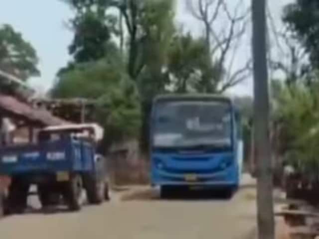 आजादी के 77 साल बाद नक्सल इलाके में पहुंची बस, गांव वालों की आंखें भर आईं