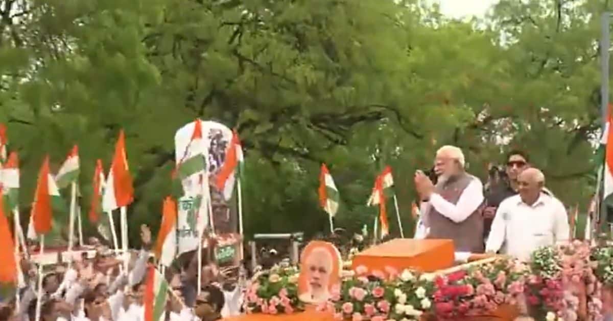 गांधीनगर में PM का भव्य रोड शो, हजारों की भीड़ उमड़ी, मोदी-मोदी के लगे नारे
