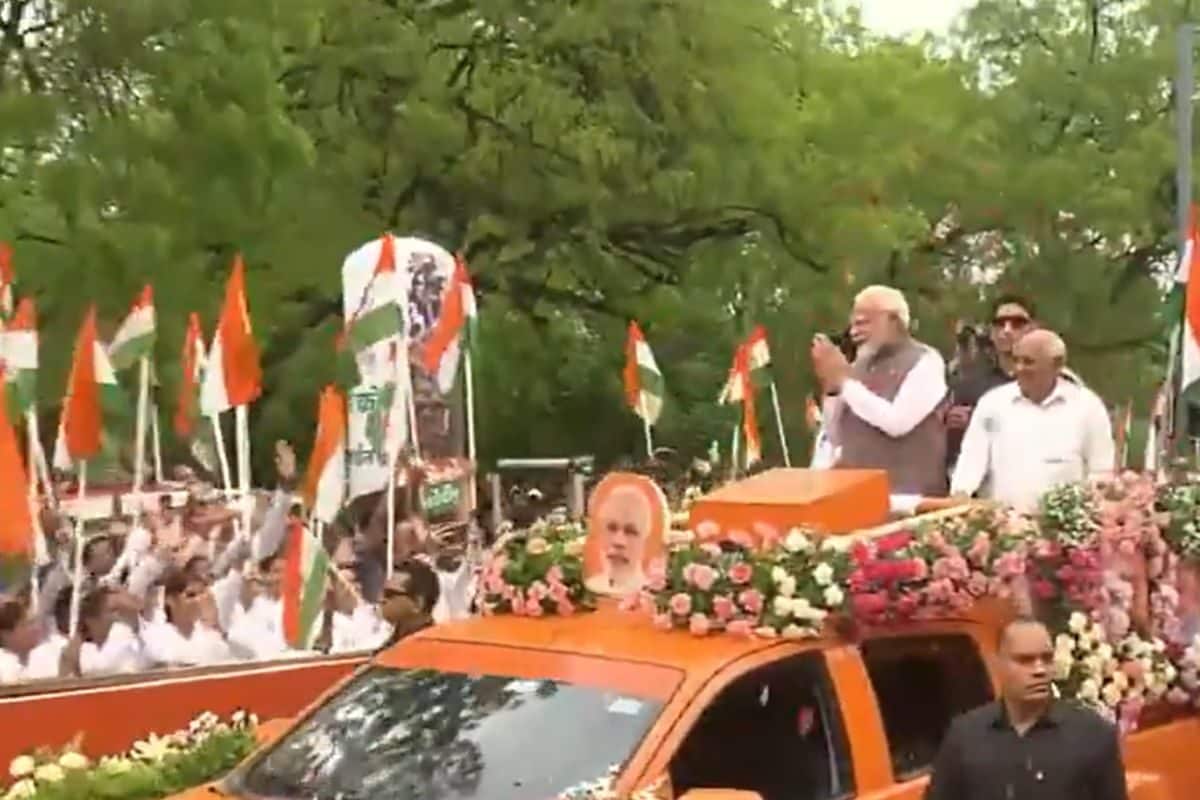 गांधीनगर में PM का भव्य रोड शो हजारों की भीड़ उमड़ी मोदी-मोदी के लगे नारे