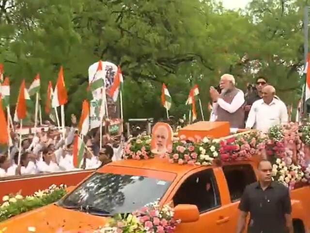 गांधीनगर में PM का भव्य रोड शो, हजारों की भीड़ उमड़ी, मोदी-मोदी के लगे नारे