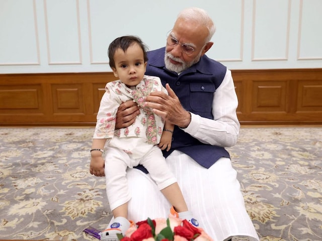 PM मोदी की गोद में बैठा यह बच्चा कौन है? प्रधानमंत्री ऑफिस में खूब लगाई दौड़