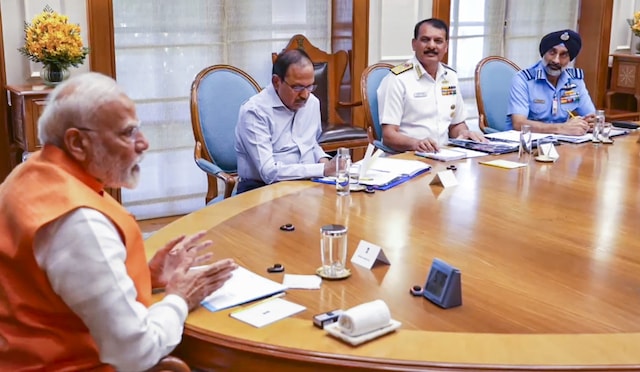 मोदी का वह 'हनुमान', जिसने आतंकियों की जलाई लंका, किसने रखा ऑपरेशन सिंदूर नाम? मोदी का वह 'हनुमान', जिसने आतंकियों की जलाई लंका, किसने रखा ऑपरेशन सिंदूर नाम?