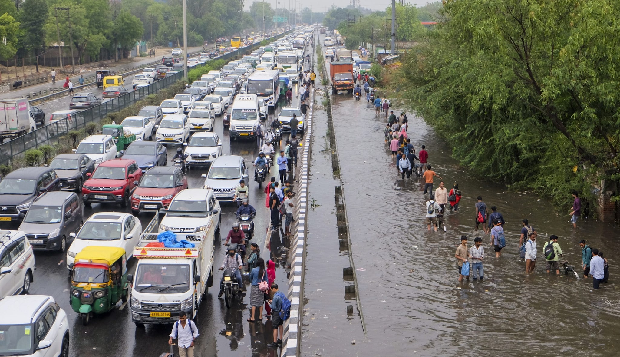 IMD Weather Today Live | Delhi-NCR Rain News: दिल्ली-NCR में बारिश से हाहाकार, जलभराव से रेंग रहीं गाड़ियां, मिंटो ब्रिज में कार डूबी, फ्लाइट्स का क्या हाल?