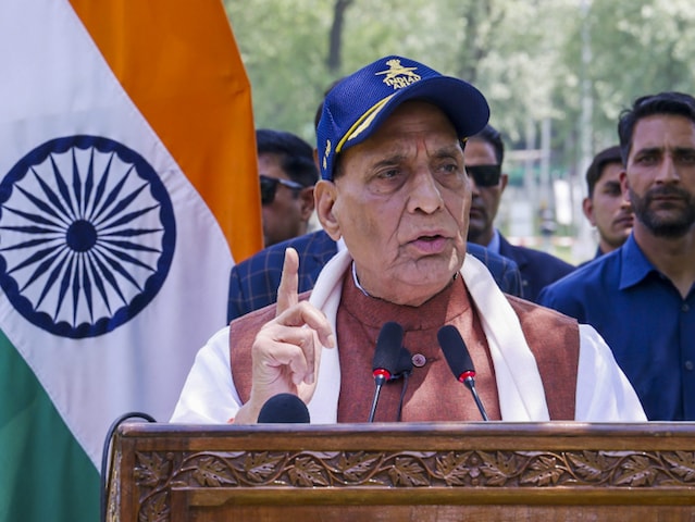 IMF से मिले पैसे का क्या करेगा पाक? राजनाथ ने चेता कर दुनिया को बता दी हकीकत