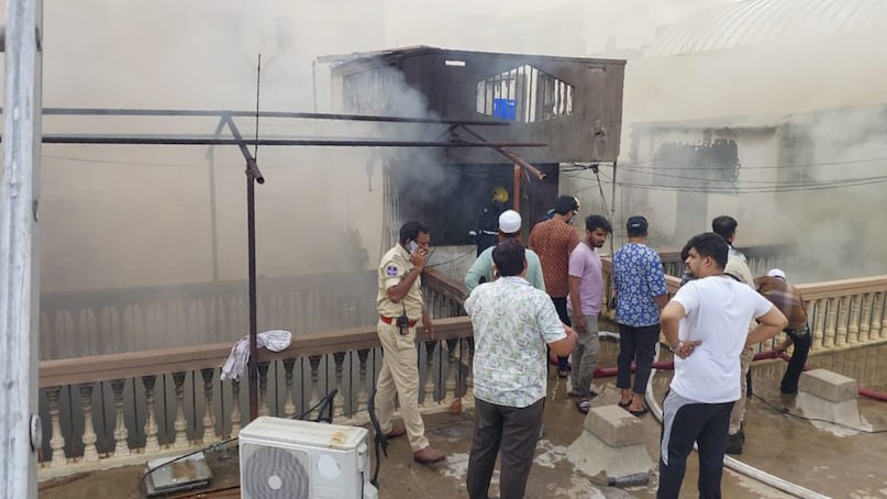 Hyderabad fire, Hyderabad fire Tragedy, Charminar fire, mother love, हैदराबाद अग्निकांड, चारमिनार आग, मां की ममता, हैदराबाद आग Hyderabad fire, Hyderabad fire Tragedy, Charminar fire, mother love, हैदराबाद अग्निकांड, चारमिनार आग, मां की ममता, हैदराबाद आग