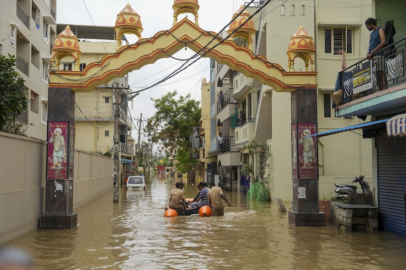 Rainfall News, Weather News, latest Karnataka Weather News, Bengaluru rains, Bengaluru flood, Bengaluru traffic, Yellow alert, Bengaluru news, वर्षा समाचार, मौसम समाचार, नवीनतम कर्नाटक मौसम समाचार, बेंगलुरु बारिश, बेंगलुरु बाढ़, बेंगलुरु यातायात, येलो अलर्ट, बेंगलुरु समाचार