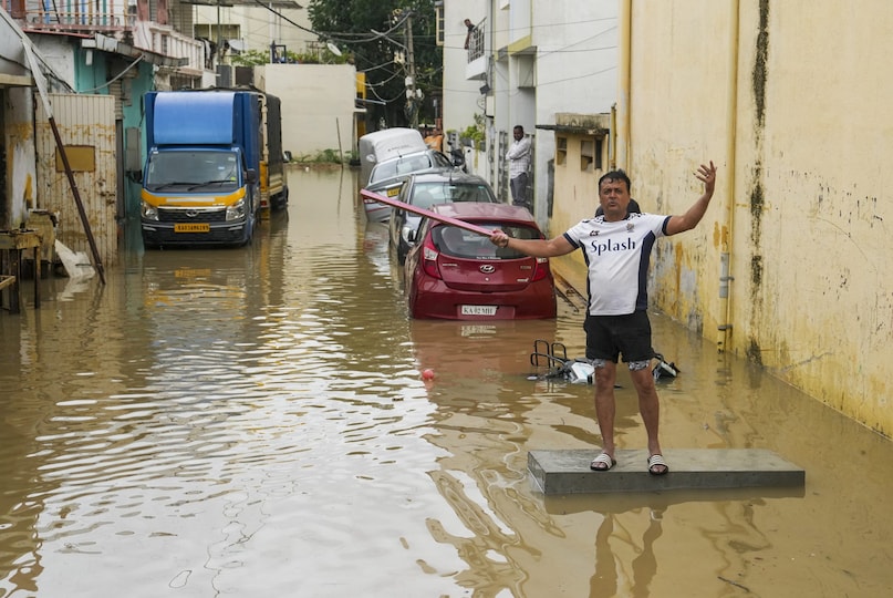 Rainfall News, Weather News, latest Karnataka Weather News, Bengaluru rains, Bengaluru flood, Bengaluru traffic, Yellow alert, Bengaluru news, वर्षा समाचार, मौसम समाचार, नवीनतम कर्नाटक मौसम समाचार, बेंगलुरु बारिश, बेंगलुरु बाढ़, बेंगलुरु यातायात, येलो अलर्ट, बेंगलुरु समाचार