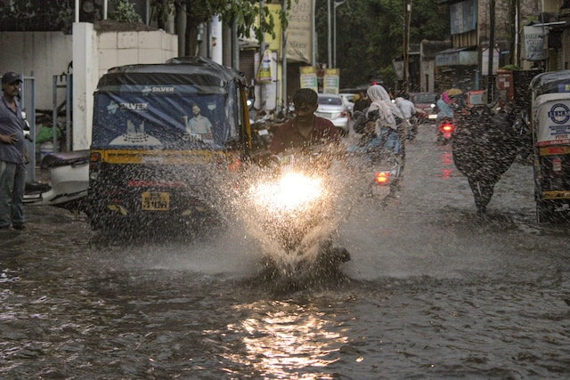 दिल्ली-NCR में आधी रात से आंधी-पानी, सड़कों पर भरा पानी, फ्लाइट्स प्रभावित दिल्ली-NCR में आधी रात से आंधी-पानी, सड़कों पर भरा पानी, फ्लाइट्स प्रभावित