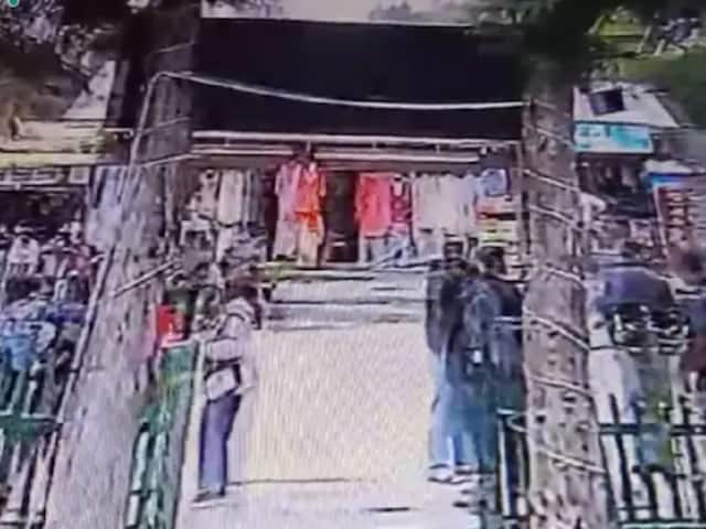 पहलगाम हमले के बाद मार्केट में भागते दिखे टूरिस्ट, सामने आई सीसीटीवी फुटेज पहलगाम हमले के बाद मार्केट में भागते दिखे टूरिस्ट, सामने आई सीसीटीवी फुटेज