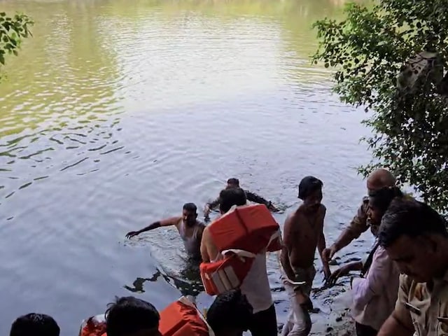 अचानक हिंडन नदी से बाहर निकले 2 हाथ, नजारा देख पुलिस जवान ने लगाई छलांग, डेढ़ घंटे बाद आ सके बाहर!