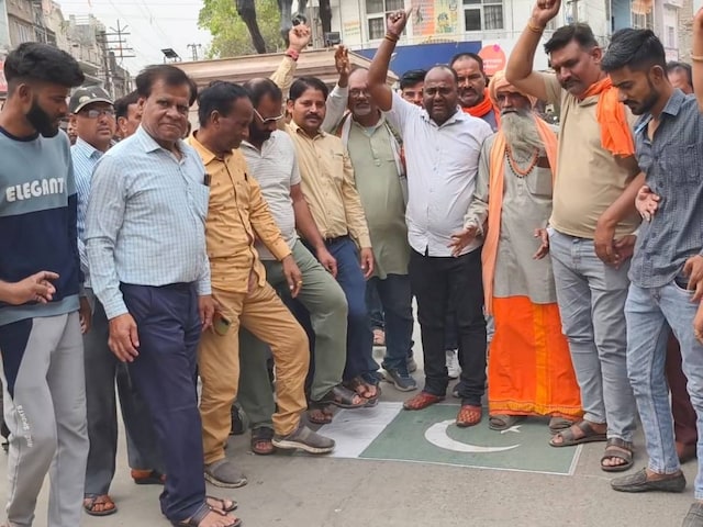 राजस्थान: पति ने पत्नी को मार डाला, पाकिस्तानी झंडा बरन में उसके पैरों के नीचे रौंद दिया राजस्थान: पति ने पत्नी को मार डाला, पाकिस्तानी झंडा बरन में उसके पैरों के नीचे रौंद दिया