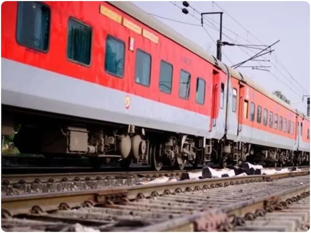 बाल-बाल हादसे से बची 2 एक्सप्रेस ट्रेनें, पटरी पर बिछा रखा था जाल, ऐसे बची जान बाल-बाल हादसे से बची 2 एक्सप्रेस ट्रेनें, पटरी पर बिछा रखा था जाल, ऐसे बची जान