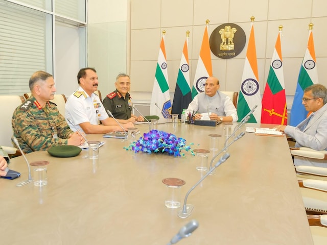 राजनाथ सिंह से मिले तीनों आर्मी चीफ, पीएम आवास पहुंचे विदेश मंत्री जयशंकर राजनाथ सिंह से मिले तीनों आर्मी चीफ, पीएम आवास पहुंचे विदेश मंत्री जयशंकर