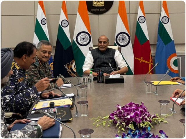 मोदी के दबाव में झुका PAK, नवाज ने शहबाज को कहा- भाई, कूटनीति से रास्ता निकालो मोदी के दबाव में झुका PAK, नवाज ने शहबाज को कहा- भाई, कूटनीति से रास्ता निकालो
