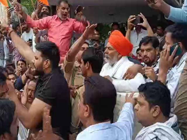 मुजफ्फरनगर में राकेश टिकैत के साथ धक्का-मुक्की, पगड़ी गिरी, इस वजह से नाराज भी भीड़ मुजफ्फरनगर में राकेश टिकैत के साथ धक्का-मुक्की, पगड़ी गिरी, इस वजह से नाराज भी भीड़