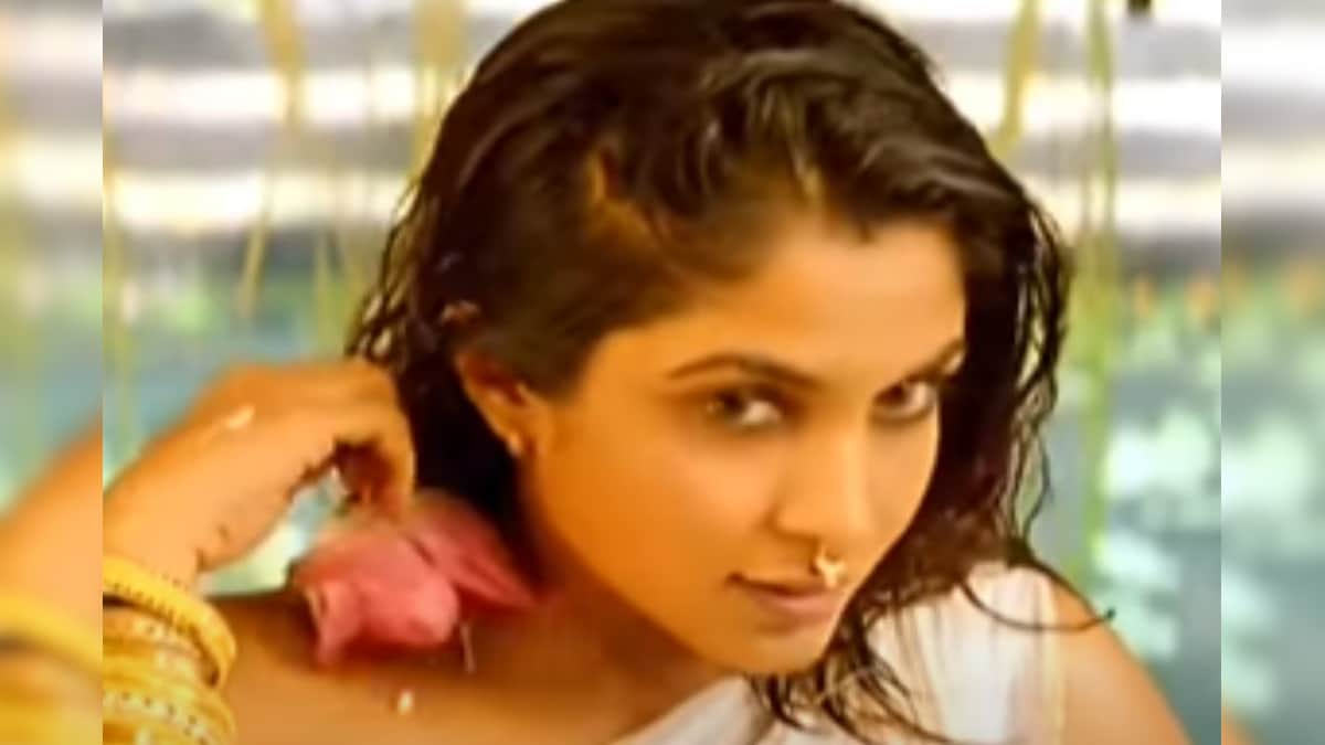 संजय दत्त की हीरोइन का ब्लॉकबस्टर गाना, विनोद खन्ना के सामने जमकर मटकाई कमर, टुकुर-टुकुर देखता रह गया डायरेक्टर संजय दत्त की हीरोइन का ब्लॉकबस्टर गाना, विनोद खन्ना के सामने जमकर मटकाई कमर, टुकुर-टुकुर देखता रह गया डायरेक्टर