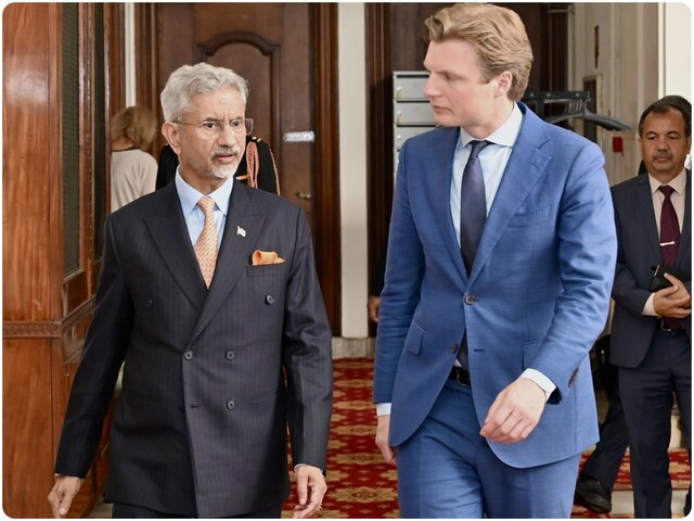6000 KM दूर से PAK के लिए भारत ने बिछाया जाल, जयशंकर के दांव से शहबाज चित 6000 KM दूर से PAK के लिए भारत ने बिछाया जाल, जयशंकर के दांव से शहबाज चित