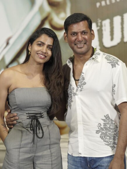 actor vishal, Actor Vishal age, Sai Dhanshika, Sai Dhanshika age, Sai Dhanshika films, Sai Dhanshika vishal, vishal wedding, who is Sai Dhanshika, साई धनशिका, साई धनशिका की शादी, साई धनशिका का दूल्हा, साई धनशिका का दूल्हा कौन है. साई धनशिका ने बताई शादी की तारीख