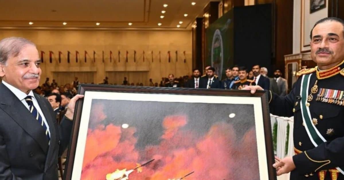 ‘बुनियान अल-मरसूश’ की ये क्या तस्वीर दिखा रहे PM शहबाज? आर्मी चीफ मुनीर को दिया ऐसा गिफ्ट, खूब उड़ रहा मजाक