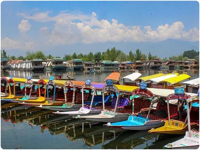 लाल चौक पर ऐसा सन्नाटा.. पहलगाम हमले का एक महीना, शिकारों-हाउसबोटों में खामोशी लाल चौक पर ऐसा सन्नाटा.. पहलगाम हमले का एक महीना, शिकारों-हाउसबोटों में खामोशी
