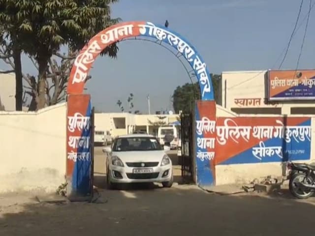 सिकर, जो निर्दोष लड़की द्वारा हैरान था, खंडहर में पाया गया सिकर, जो निर्दोष लड़की द्वारा हैरान था, खंडहर में पाया गया