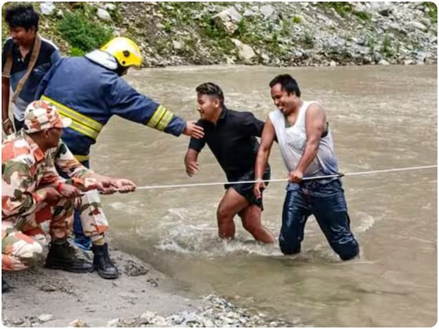  सिक्किम में 500 टूरिस्ट फंसे और 8 लापता, मेघालय में 3 की मौत