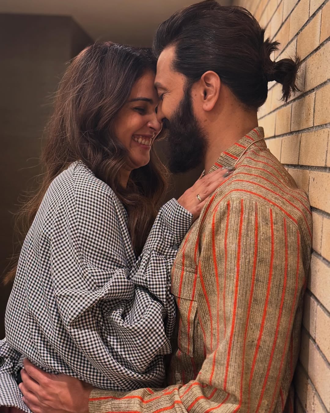 Genelia d Souza, Riteish Deshmukh, Genelia D Souza-Riteish Deshmukh Love Story, Genelia D Souza-Riteish deshmukh did Did Interfaith Marriage without Propose Each Other, Genelia Duzza and Riteish Deshmukh First Meeting, Genelia D Souza-Riteish Deshmukh Unknown Facts, Genelia D'Souza, Ritesh Deshmukh, Genelia D'Souza-Ritesh Deshmukh's love life, Genelia Disuja-Ritesh Deshmukh never promoted Janelia Dislike How Deshmukh got married? Did Genelia D'Souza changed religion