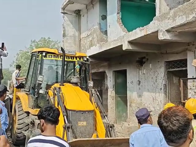 दिल्ली में सुबह-सुबह बुलडोजर एक्शन, तैमूर नगर में क्यों ढहा दिए गए कई मकान? दिल्ली में सुबह-सुबह बुलडोजर एक्शन, तैमूर नगर में क्यों ढहा दिए गए कई मकान?