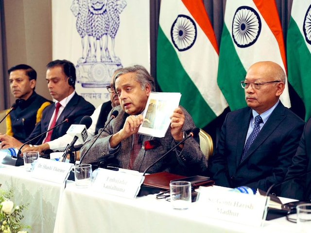 थरूर की कूटनीति लाई रंग, 48 घंटे में ही इस देश को PAK प्रेम से करना पड़ा तौबा थरूर की कूटनीति लाई रंग, 48 घंटे में ही इस देश को PAK प्रेम से करना पड़ा तौबा