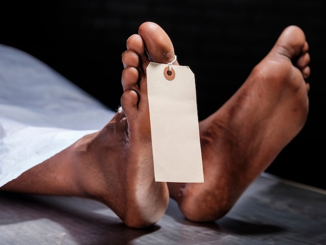 मां-पिता और दो बेटे... सबने एक साथ कर ली खुदकुशी, इस वजह ने तोड़ दी जिंदगी मां-पिता और दो बेटे... सबने एक साथ कर ली खुदकुशी, इस वजह ने तोड़ दी जिंदगी