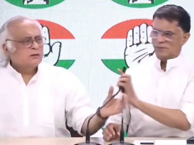 तुर्की पर सवाल पूछा तो माइक टरकाते नजर आए कांग्रेस नेता, मचा सियासी संग्राम तुर्की पर सवाल पूछा तो माइक टरकाते नजर आए कांग्रेस नेता, मचा सियासी संग्राम
