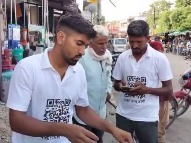 ग्राहकों को परेशानी नहीं है, चाचा भतीजे को टी-शर्ट पर ही मुद्रित क्यूआर कोड मिला है ग्राहकों को परेशानी नहीं है, चाचा भतीजे को टी-शर्ट पर ही मुद्रित क्यूआर कोड मिला है
