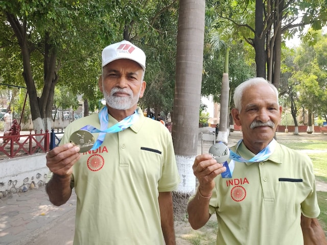 गजब! ये आराम करने की उम्र नहीं! 2 बुजुर्गों ने एथलेटिक्स में जीते 4 सिल्वर पदक गजब! ये आराम करने की उम्र नहीं! 2 बुजुर्गों ने एथलेटिक्स में जीते 4 सिल्वर पदक