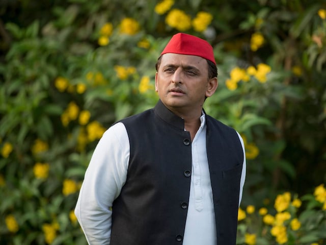 Lucknow News : यूपी में फिर बाहर निकला DNA जिन्न…अखिलेश यादव के खिलाफ लगे होर्डिंग, सपा ने इस नेता को लपेटा Lucknow News : यूपी में फिर बाहर निकला DNA जिन्न…अखिलेश यादव के खिलाफ लगे होर्डिंग, सपा ने इस नेता को लपेटा