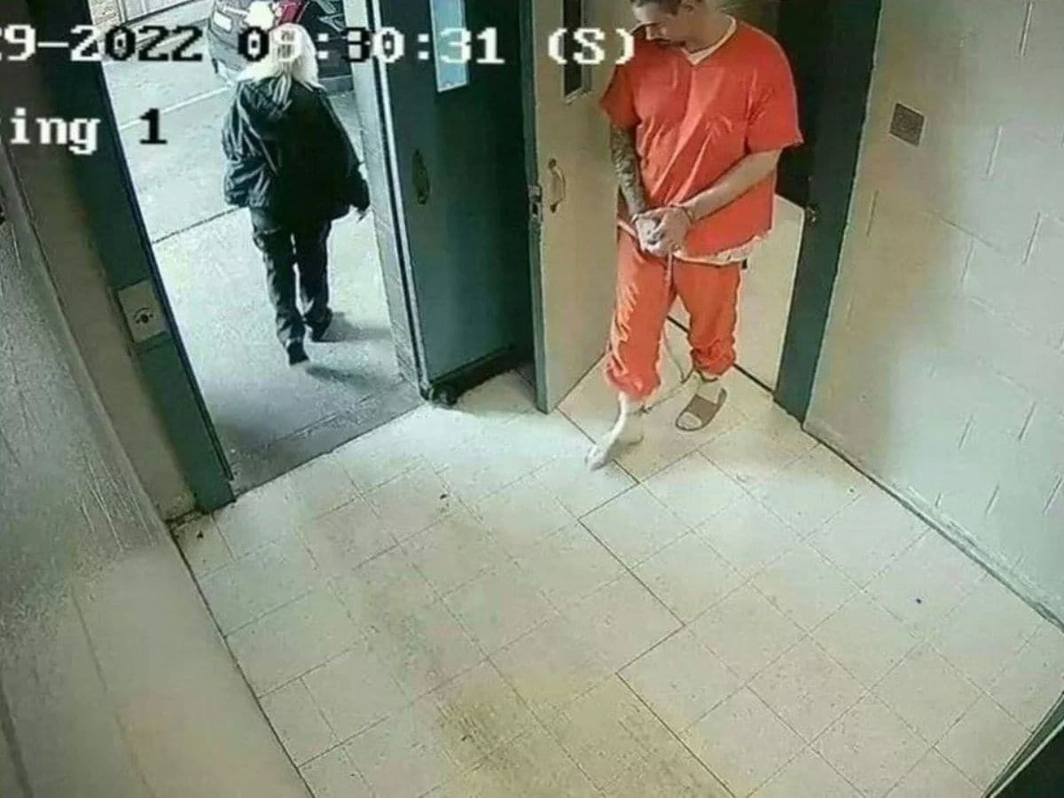 crime news, Woman cop goes on the run with prisoner lover