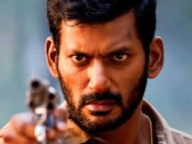 South star Vishal fainted as soon as he fell on stage, now the team gave health updates South star Vishal fainted as soon as he fell on stage, now the team gave health updates